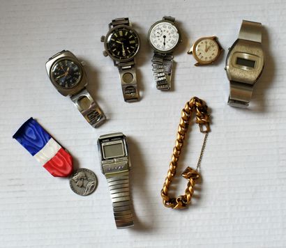 null LOT : Six montres bracelet, décoration et bracelet en métal doré.