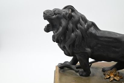 null STATUETTE de lion rugissant en bronze présenté sur une boite en métal sertie...