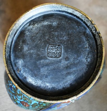 null CHINE, fin XIXe siècle : PAIRE de VASES gourde en bronze cloisonné. Cachet....