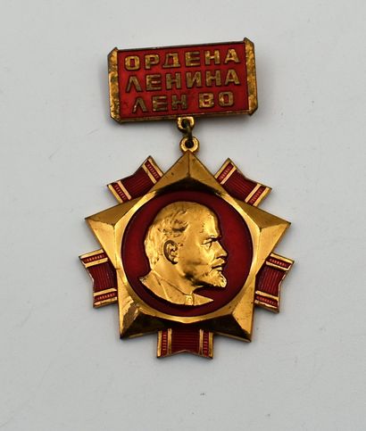 null Deux médailles commémoratives russes, l'une en laiton doré de la guerre 1941/1945,...