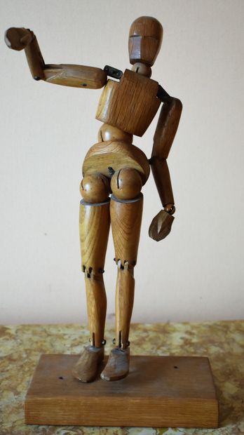 null Mannequin of articulated painter. Height: 36 cm
