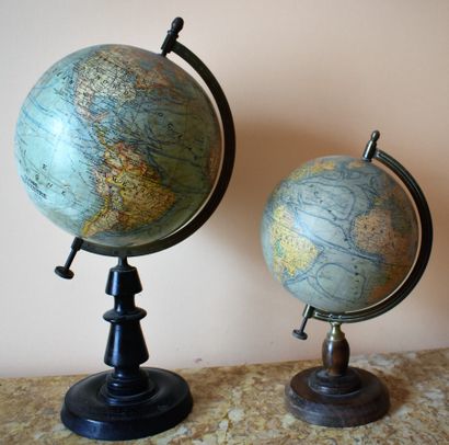 null TWO GLOBES signed by FOREST. Height 38 and 52 cm

ATTACHED : GLOBE, metal base...