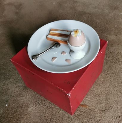 null DIOR : ASSIETTE trompe-l'oeil with porcelain egg cup, in its original box.