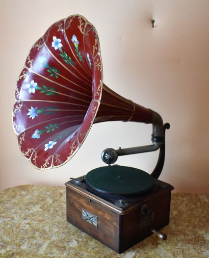 null PHONOGRAPH with bell. Signed. Height: 79 cm
