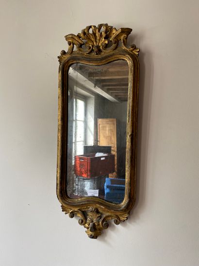 null 
Narrow mirror with gilded wood pediment. Height 76 - Width 29 cm
