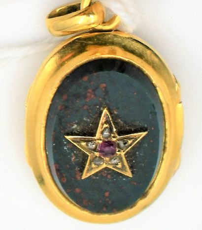 null Gold cameo and gold and blood jasper pendant. Total gross weight 12,9 g.
