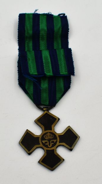 null Croix de guerre roumaine, modèle 1916/1918, en laiton, émaillée noir, dans son...
