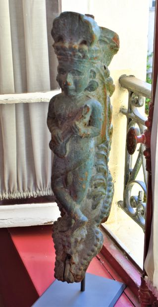 null ORNEMENT d’architecture en bois peint turquoise, représentant un joueur de cithare....