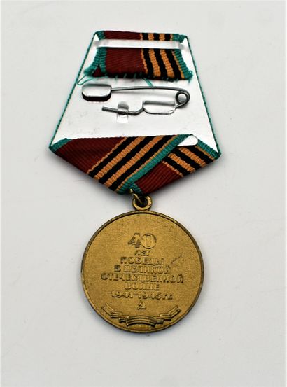 null Deux médailles commémoratives russes, l'une en laiton doré de la guerre 1941/1945,...