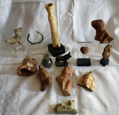null ARCHAEOLOGY LOT: about 14 various pieces in terracotta, bronze, bone or gla...