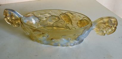 null VERLISS France : JARDINIERE ovale en verre opalescent moulé à décor de carpes...