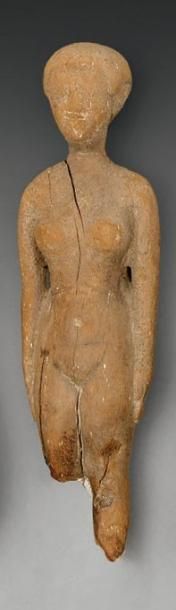 null Statuette représentant une femme nue, les bras le long du corps. Bois. Égypte,...