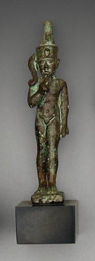 null Statuette votive représentant le dieu Harpocrate marchant, portant le doigt...
