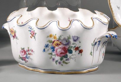 Sèvres Seau à verre crénelé ovale en porcelaine tendre à décor polychrome de bouquets...