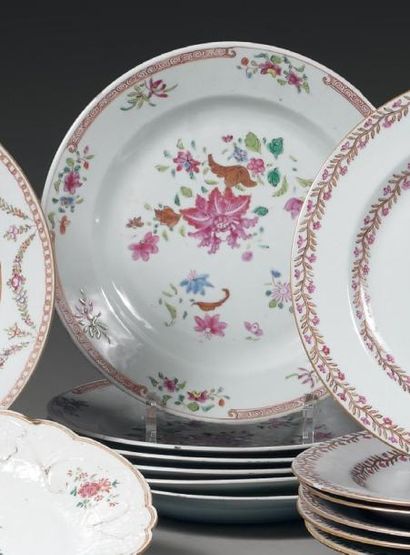 Chine Suite de sept assiettes à décor polychrome des émaux de la famille rose de...
