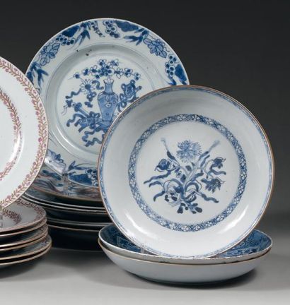 Chine Trois coupes rondes et sept assiettes à décor en bleu sous couverte de fleurs...