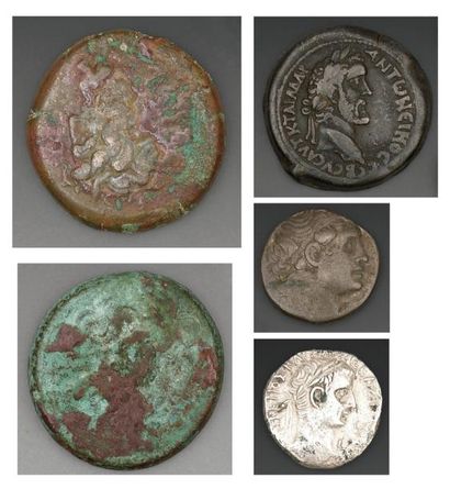 null Lot de cinq monnaies diverses antiques en argent et en bronze: un tétradrachme...