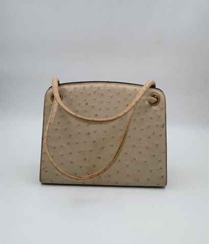 Handbag in ivory ostrich. Clasp with frames,...