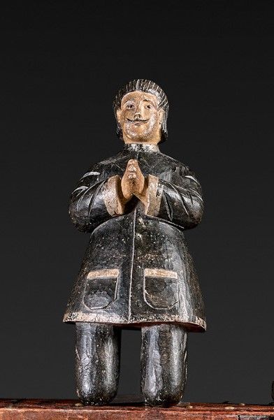 null Statuette of an orant in wood painted in black enhanced with silver paint.

Colombia...