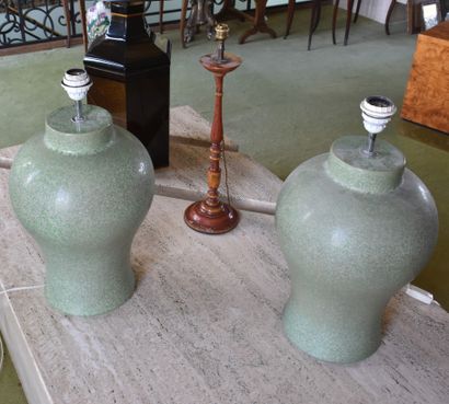 null LOT OF FOUR VARIOUS LAMPS, in lacquer, ceramic or wood. Height: 56 cm
