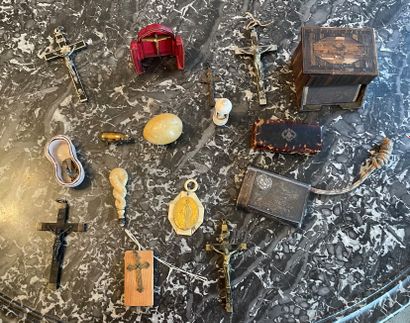 null LOT of seven crucifixes in wood and metal and a miraculous medal.
ATTACHED:...