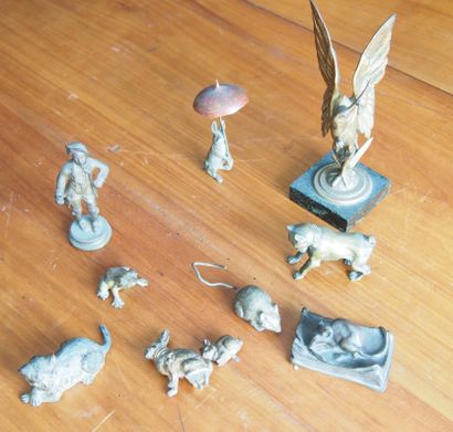 null LOT in bronze, regula or metal including a kingfisher, a hare holding an umbrella,...