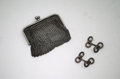 null LOT OF SILVER including a mesh purse and a pair of cufflinks. Total gross weight...