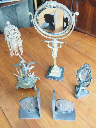 null LOT comprising two bookends in the African taste in metal, a round table mirror...