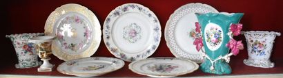 null PORCELAIN LOT: five plates and four vases (small accidents).