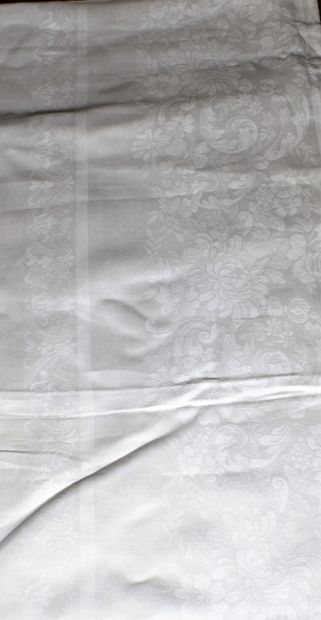 null LARGE damask NAPPE with decoration of foliage (Length. 480 - Width 230 cm).