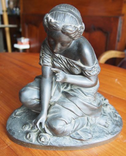 null STATUTE in bronze of a seated woman catching a rose. Around 1900. Height : 24...