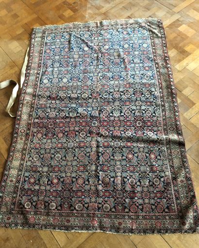 null ORIENT RUG with stylized polychrome floral decoration (wear). Length. 167 -...