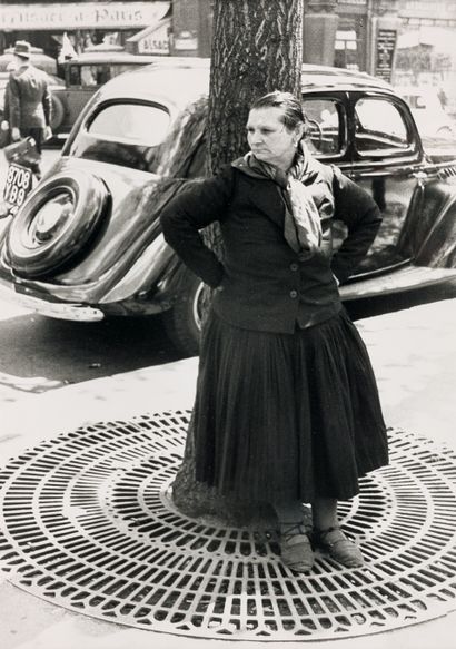 RENÉ-JACQUES RENÉ-JACQUES (1908-2003) : Woman leaning against a tree - Rue de Paris....