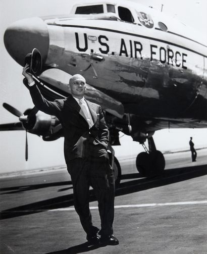 Leo MIRKINE Leo MIRKINE (1910-1982) : Yul Brynner getting off a US Air Force plane...