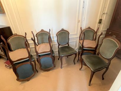 null EIGHT stained-wood escutcheon-back CHAIRS with shell decoration. 19th century....