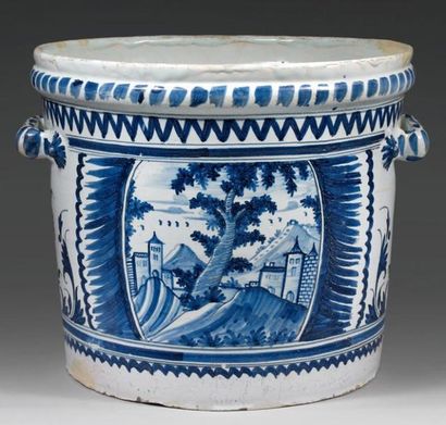 Nevers Grand cache-pot cylindrique à décor en camaïeu bleu de paysages dans deux...