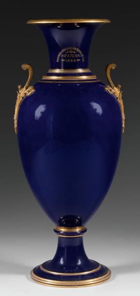 null Vase ovoïde sur piédouche en porcelaine gros bleu à deux anses en bronze doré...