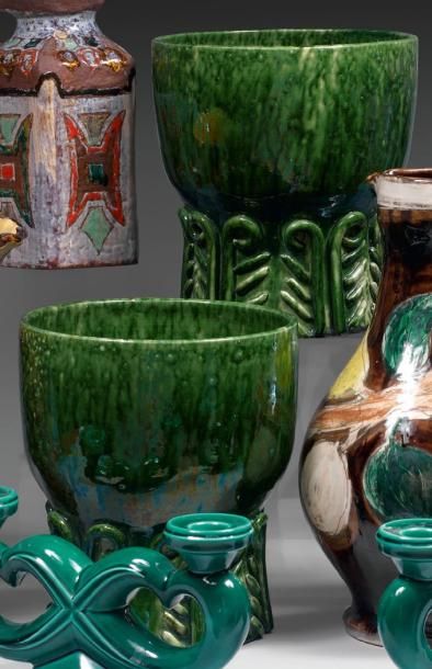 Vallauris Paire de vases Poterie du Grand Chêne en terre vernisée verte. Datés 1950....