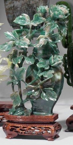 null Bouquet dans un vase en serpentine mouchetée. Haut. 24 cm