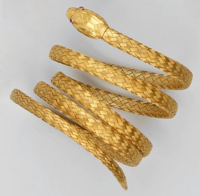 null Bracelet serpent en or jaune formé de quatre anneaux tressés, la tête ciselée...