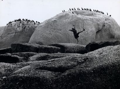 SAM HASKINS (1929-2009) NOVEMBER GIRL 
November Girl Dancing on the Rocks, 1966.
Photographie....