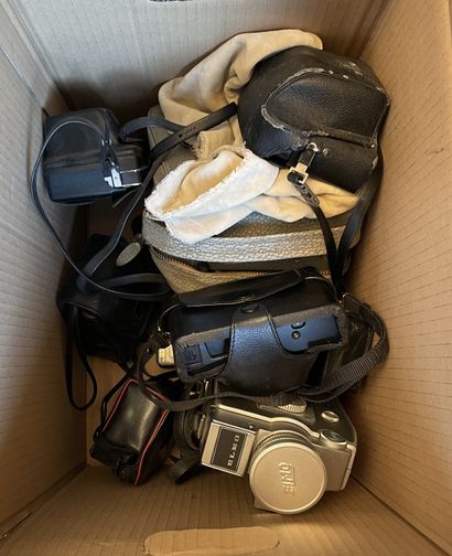 LOT OF VARIOUS CAMERAS (Canon, Yashica) and...