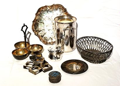 null MANNETTE: LOT in silver-plated metal including braided bread basket, seven napkin...