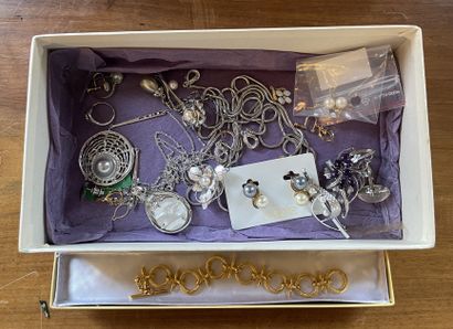 null LOT OF FANTASY JEWELRY including a BURMA bracelet and a pair of gold earrings...