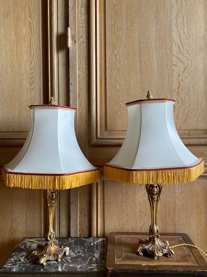 null TWO LAMPS in gilt bronze, Rocaille style. Height: 58 cm