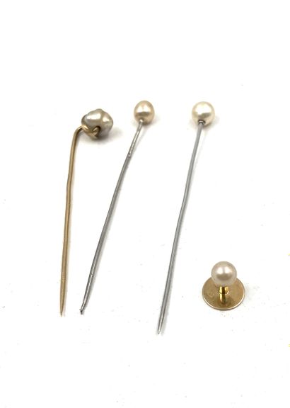 null THREE yellow or white gold tie pins with pearl. ATTACHED: Gold collar button...