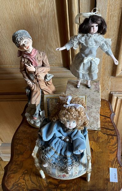 null LOT comprising a music box topped by a doll, a composition doll, a Directoire-style...