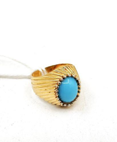 null Gold ring set with a turquoise stone. Weight: 5 g.
