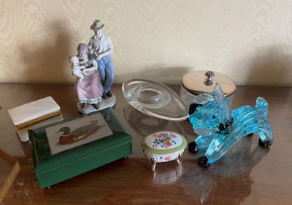 null LOT OF VARIOUS BIBELOTS: boxes, blue glass dog statuette, porcelain group, modernist...