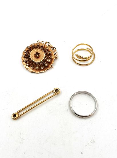 null Gold brooch and pin. Weight 4.6 g. ADDED: Snake ring and metal ring.